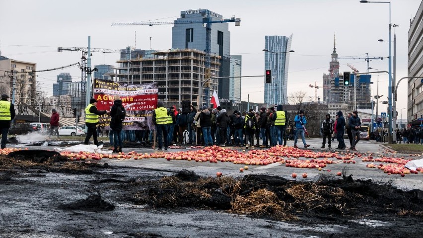 Rolnicy z AGROunii zaprotestowali w Warszawie. Rozsypując...