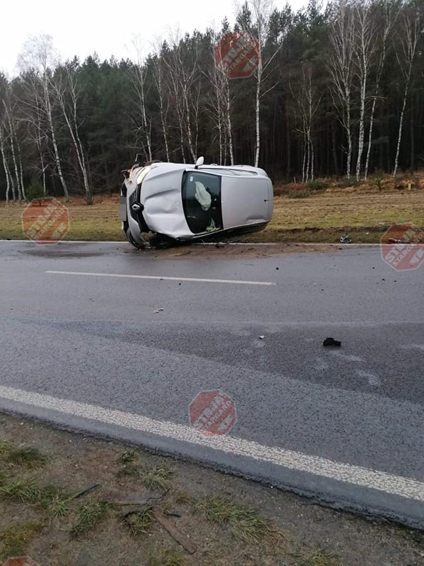 Zderzenie samochodów na chociwelce. Rozbite porsche i renault. Jedna osoba ranna 