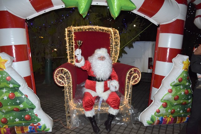 Św. Mikołaj już w pierwszy weekend grudnia odwiedzi wiele podbydgoskich gmin. Spotkać go będzie można m. in. w Szubinie, Białych Błotach czy Dobrczu. Szczegóły pod kolejnymi zdjęciami