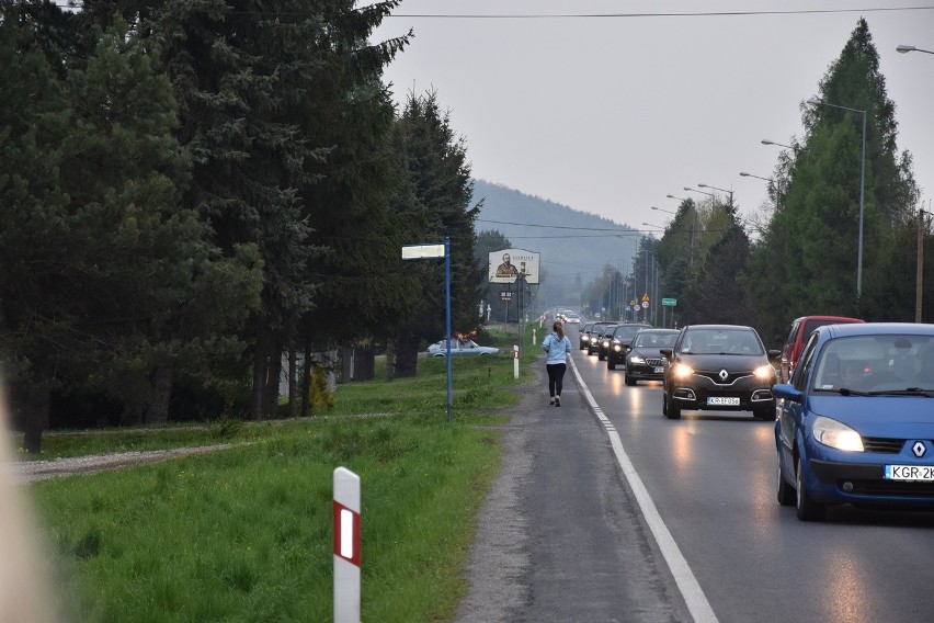 Gorlice. Mieszkańcy z ulicy Bieckiej przy wylotówce od lat proszą o chodnik. Z trudem udaje się im przejść do sklepu, szkoły, na przystanek