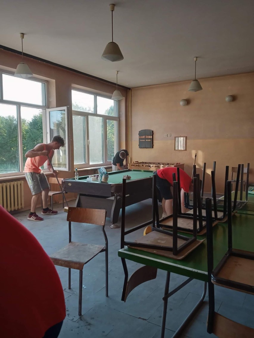 Młodzież posprzątała świetlicę wiejską w Motycznie w gminie Włoszczowa. Zobaczcie zdjęcia