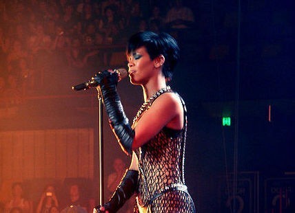 Rihanna ((http://pl.wikipedia.org/w/index.php?title=Plik:Rihanna-brisbane.jpg&filetimestamp=20081229161522))