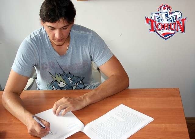 Siergiej Kukuszkin podpisuje kontrakt na grę w Neście Miresie