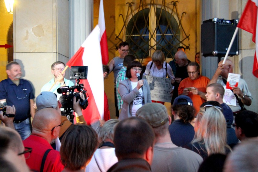 Kolejny wieczór protestów w Kielcach. Kielczanie chcą weta i wzywają do obalenia dyktatury