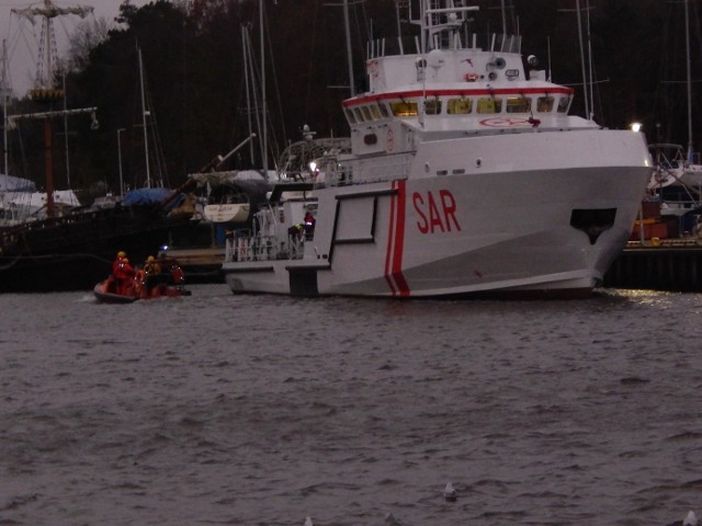 Ratownicy SAR wyruszyli na pomoc kitesurferowi. Mężczyźnie udało się dotrzeć do brzegu