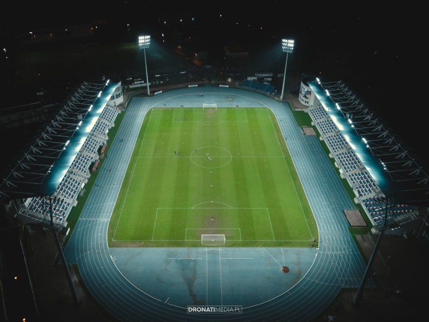 Rozświetlony stadion MOSiR w Radomiu z lotu ptaka. Zobacz zachwycające zdjęcia i film