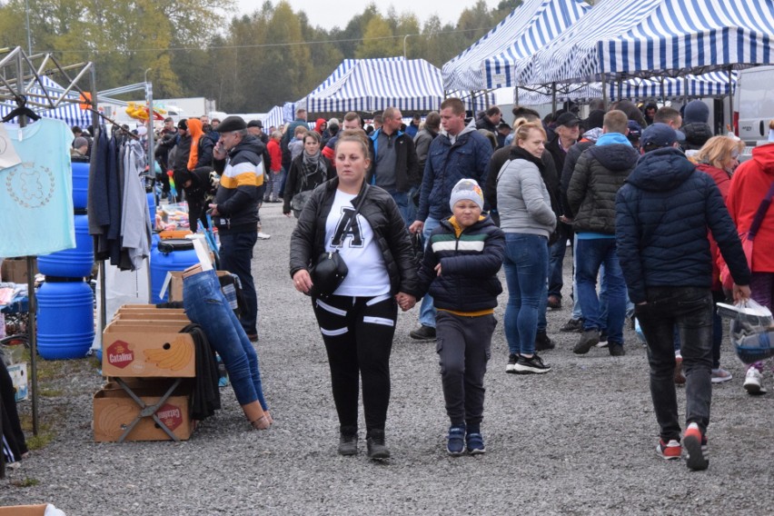 Giełda w Miedzianej Górze w niedzielę, 17 października. Były stroiki na groby, ciepłe buty, opony, a nawet świąteczna gwiazda [ZDJĘCIA]