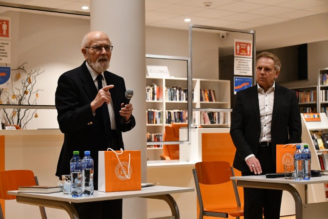 Spotkanie z autorem prowadził profesor Stanisław Żak, literaturoznawca związany przez wiele lat z Uniwersytetem Jana Kochanowskiego w Kielcach.