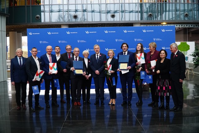 Nagrodzeni i wyróżnieni sportowcy, trenerzy oraz działacze w hallu Urzędu Marszałkowskiego razem z gospodarzami sportowego podsumowania roku