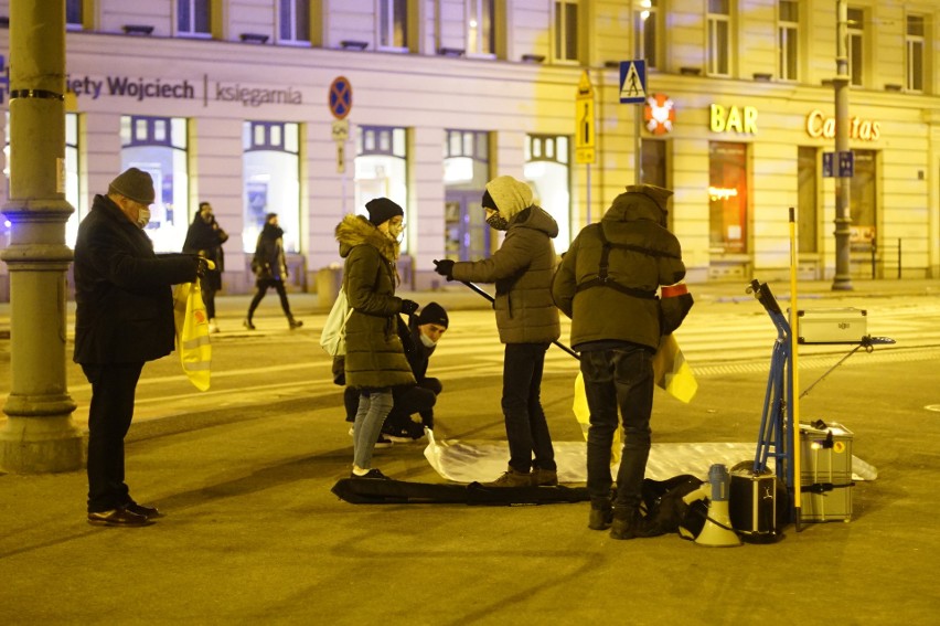 W sobotę, o godzinie 18.30 na placu Wolności pojawiło się...