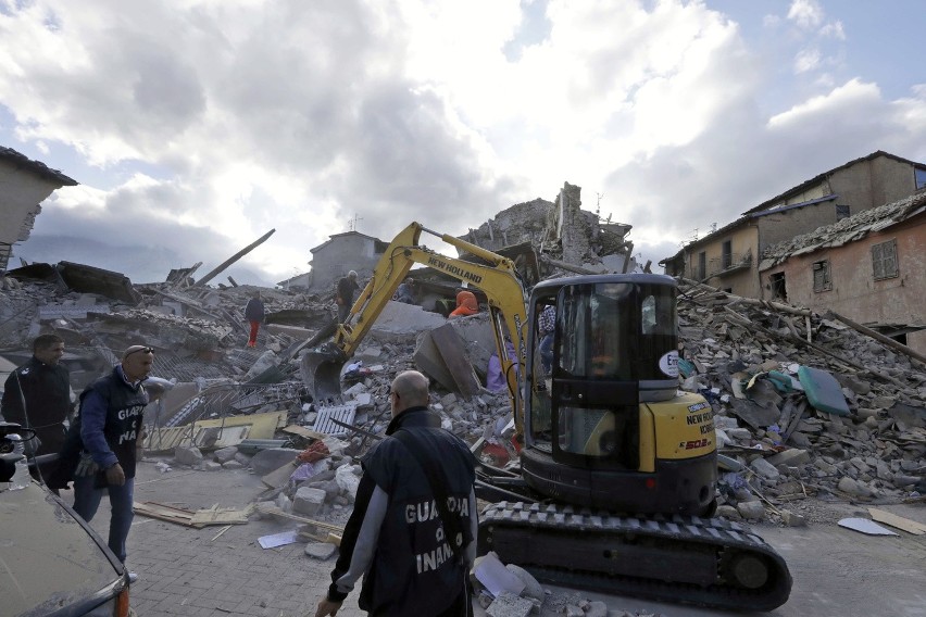 Skutki potwornego trzęsienia ziemi we Włoszech. Ratownicy...