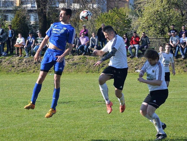 Piłkarze Górnika Brzeszcze (białe koszulki) dokończą rundę wiosenną w oświęcimskiej klasie A. Co dalej będzie z klubem?