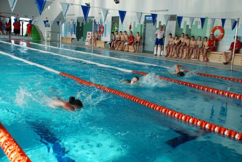 Uczniowie z Topólki mogą powiedzieć: Umiem pływać! Każdy uczestnik kursu powinien przepłynąć co najmniej  25 metrów stylem grzbietowym. 