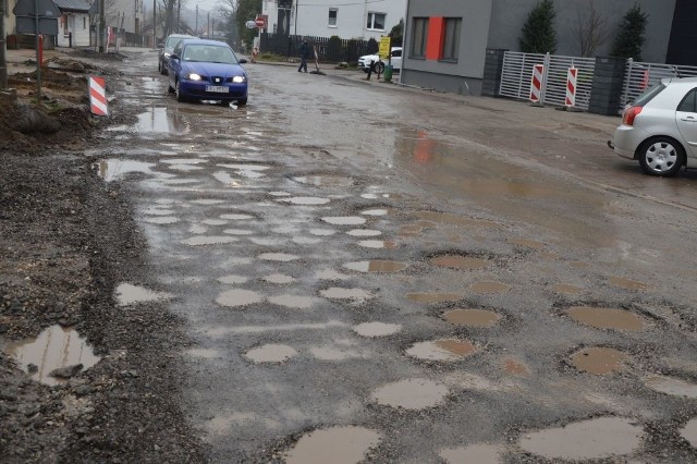 Tak wygląda ulica Powstańców w Suchedniowie po każdym większym deszczu.