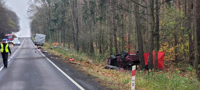 Na Drodze Krajowej nr 10 w okolicy miejscowości Grabówno doszło do wypadku z udziałem trzech pojazdów. W wyniku tego zdarzenia jedna osoba poniosła śmierć.