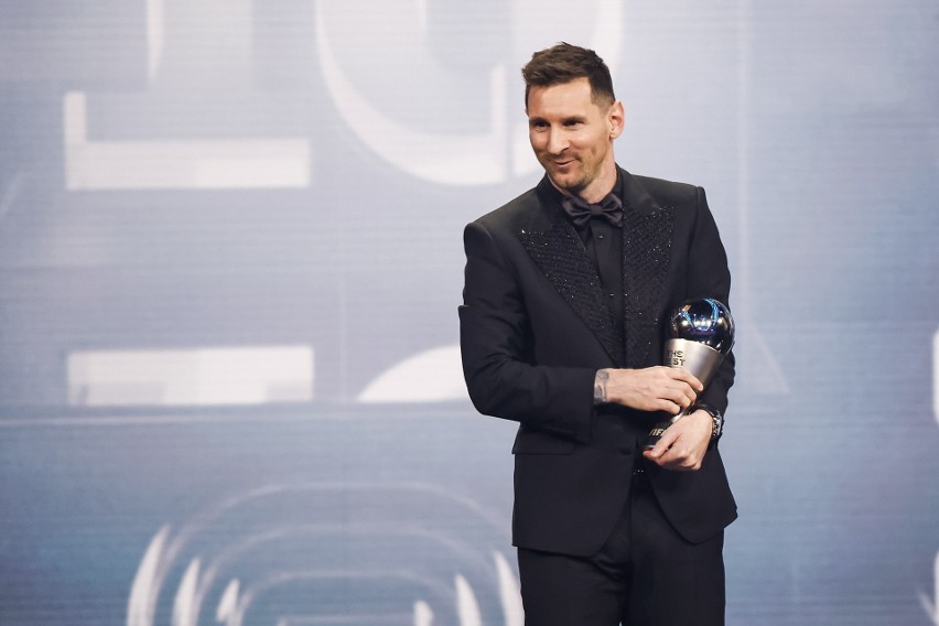 Leo Messi i statuetka FIFA