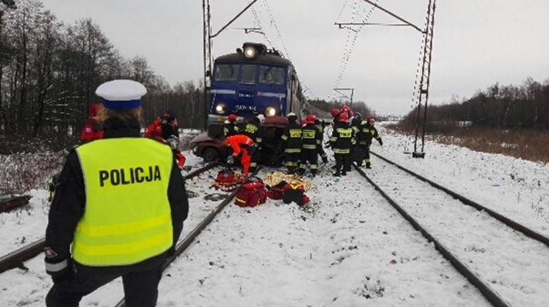 Tragiczny wypadek na przejeździe kolejowym w gminie Sobków. Nie żyją dwie osoby