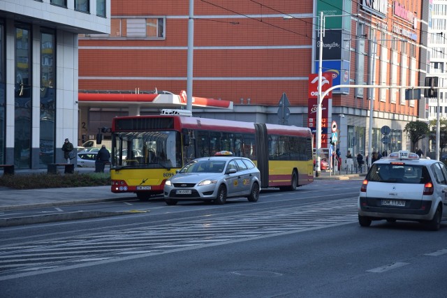 Na przystanku Reja na ul. Curie-Skłodowskiej stanął autobus. Tak, by inni kierowcy po ominięciu go mogli jeszcze wjechać na swój pas, a nie na torowisko. Autobus stał tak kilka minut i blokował pas ruchu, bo... kierowca miał przerwę.