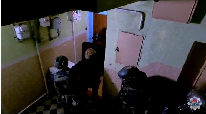 Kraków. Kibole udawali policjantów. Skuli i okradli mieszkańca w jego domu