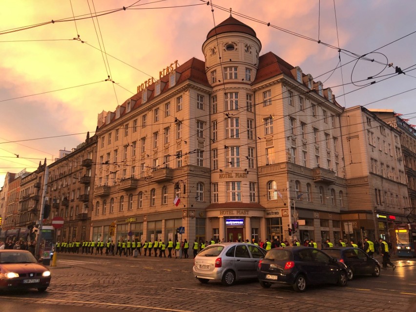 Marsz narodowców we Wrocławiu rozwiązany. Są ranni, wśród nich policjant. Dutkiewicz: Brak wsparcia policji. Ta odpowiada: Był pan tam?