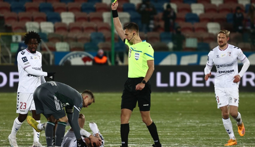 PKO Ekstraklasa. Najdłuższy mecz w sezonie na remis. Mecz przerwany przez obfite opady śniegu. Sędzia dwa razy biegał do monitora VAR