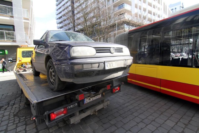 Ze wstępnych ustaleń policji wrocławskiej i średzkiej wynika, że właściciel golfa przeznaczonego na złomowanie zamówił na parking przy Czekoladowej dwie niezależne pomoce drogowe. Zdjęcie ilustracyjne