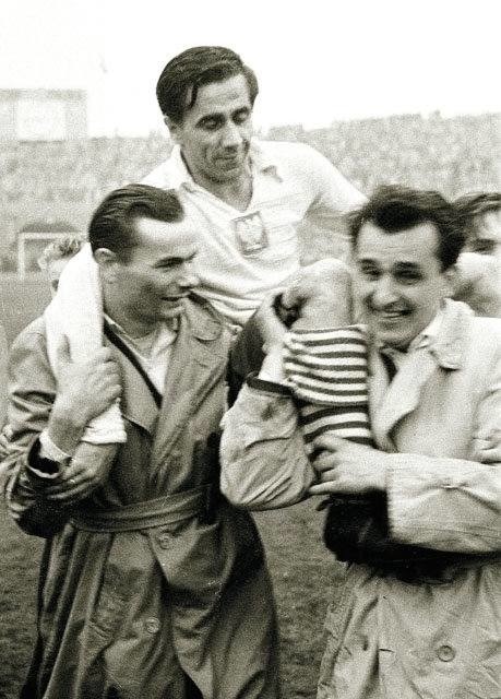 20.10.1957 r. Gerard Cieślik znoszony na rękach po meczu ze...