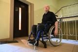 Niepełnosprawny kielczanin uwięziony we własnych mieszkaniu. Powodem... remont windy. Dobrego rozwiązania nie ma? 