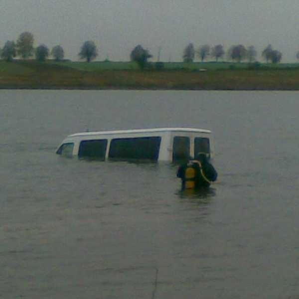 Auto wjechało prosto do wody. Rozbitkowie sami wezwali pomoc.