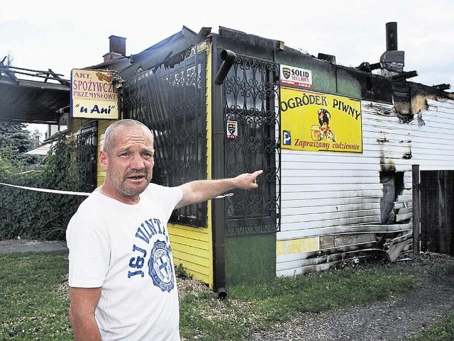 Mirosław Piznal widząc podpalacza i ogień zaalarmował właścicielkę sklepu. - Nie było czasu gonić podpalacza, trzeba było ratować sprzedawczynię - mówi. Pożar ugasiły trzy zastępy strażaków