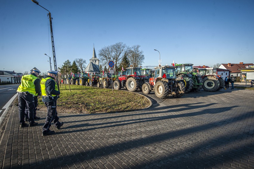 Długie kolumny ciągników utrudniały we wtorek życie...