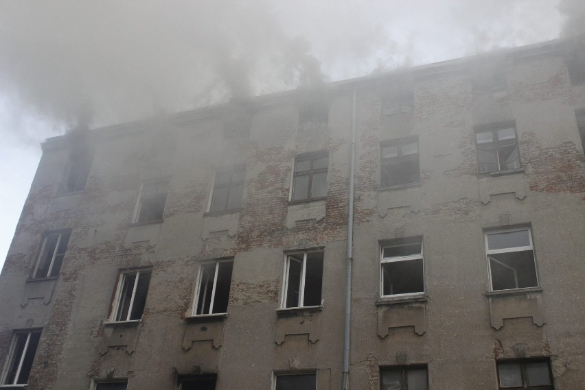 Pożar na Łąkowej. Kolejny raz płonął budynek przeznaczony do rozbiórki [ZDJĘCIA+FILM]