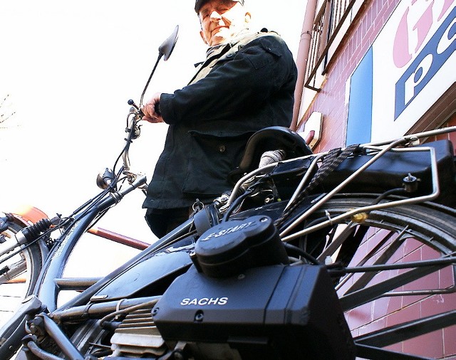 Henryk Zimmer i jego rower z silnikiem