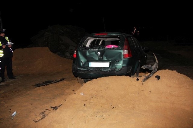 Osobowe renault megane najechało na pryzmę piachu, w tył auta uderzyła jeszcze ciężarówka.