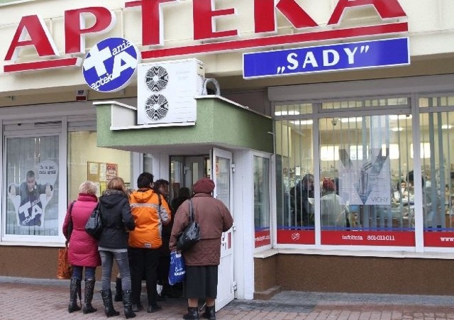 Takie kolejki jak ta w jednej z aptek w centrum Kielc, są ostatnio na porządku dziennym w całym województwie.