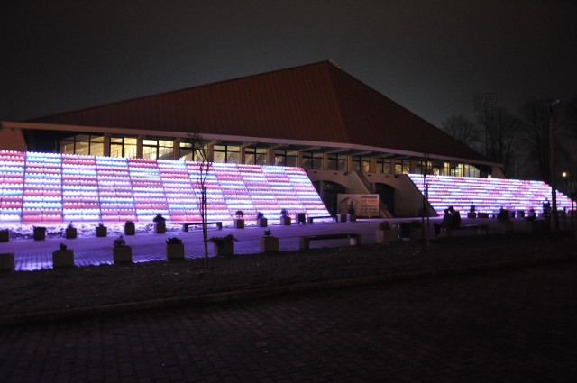 W środę, 2 marca oficjalnie zaprezentowano iluminację fasady hali widowiskowo-sportowej