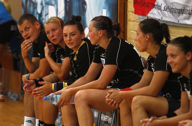 Lucyna Wilamowska (trzecia z lewej) doznała poważnej kontuzji kolana w okresie przygotowawczym do sezonu 2013/2014. Dopiero teraz wraca do zdrowia.