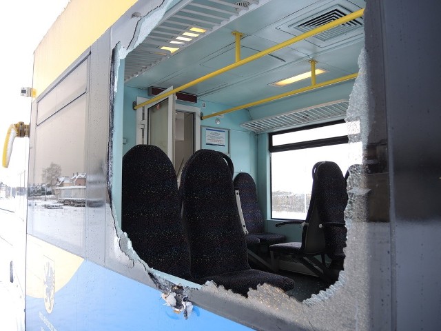 Dzisiaj przed 6 rano pociąg relacji Miastko - Słupsk najechał na leżący na torach konar. Maszynista cudem uniknął śmierci.