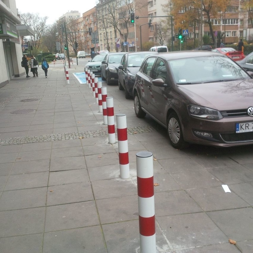 Kraków. Korekta strefy płatnego parkowania. Postawią tysiące słupków za milion złotych?