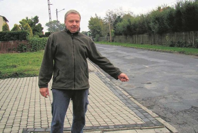 Zbigniew Fajfer, mieszkaniec ul. Kościuszki uważa, że podpięcie się do kanalizacji oznaczać może minimalnie większe rachunki. Ale będzie to wygodniejsze niż opróżnianie co jakiś czas szamba