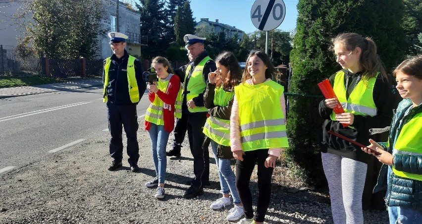 Uczniowie ze szkoły w Przeciszowie razem z policjantami brali udział w akcji kontroli prędkości w ramach  "Odblaskowej Szkoły"[ZDJĘCIA]