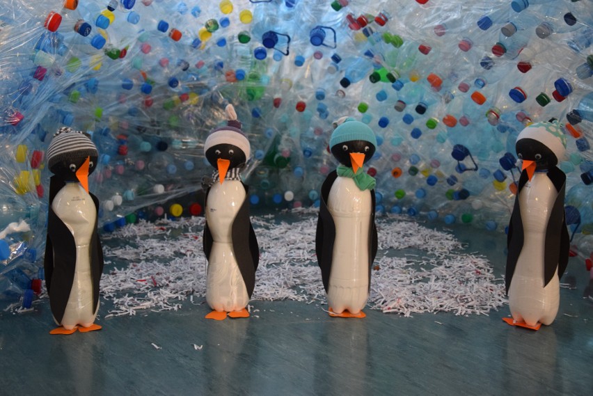 Podświetlany karmnik i bałwany z butelek. Uczniowie SP nr 47 w Białymstoku stworzyły niezwykłą wystawę (zdjęcia)