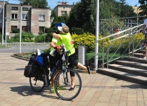 Kęty. Sukces wielkiej rowerowej wyprawy dziarskich emerytów, którzy objechali dookoła Polskę, apelując o pomoc dla chorej 7-latki [ZDJĘCIA]