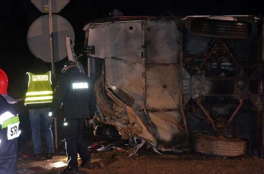 Wypadek autokaru na S3. Wycieczka wracała z jarmarku we Wrocławiu. Autobus przewrócił się na bok. Jedna osoba nie żyje, 24 zostały ranne