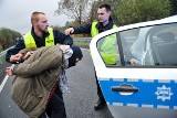 Policjanci ćwiczyli w Sławie zatrzymanie sprawców napadu na bank [ZDJĘCIA]