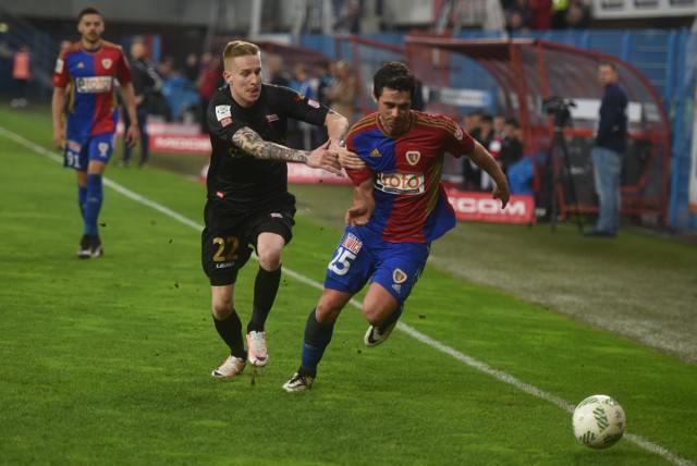 Jakub wojcik kamil vacek mecz pilka nozna piast gliwice cracovia krakow 16.4.2016 fot. maciej gapinski / polska press