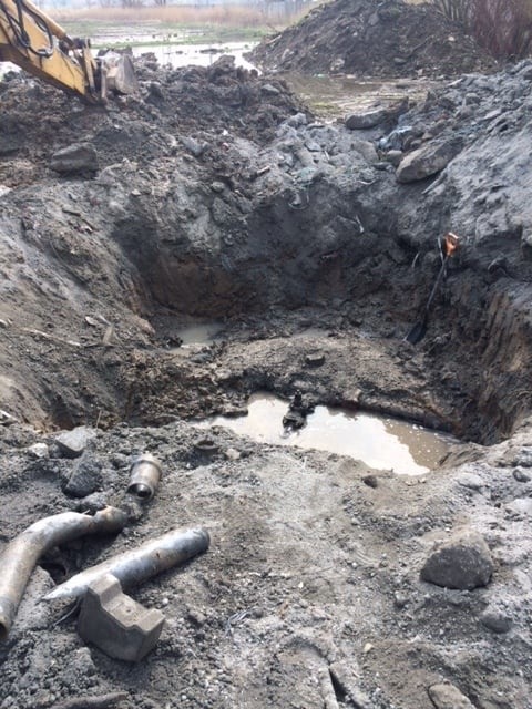 Poważna awaria wodociągu w Skalbmierzu. Prace przy jej usuwaniu mogą potrwać nawet do północy. Dla mieszkańcom podstawiono beczkowóz