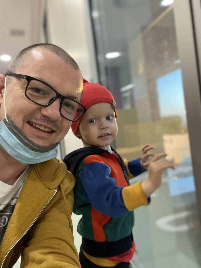 2-letni Bruno Słowiński z Końskich rozpoczął kolejny etap leczenia. Bywa niestety ciężko. Zobacz zdjęcia
