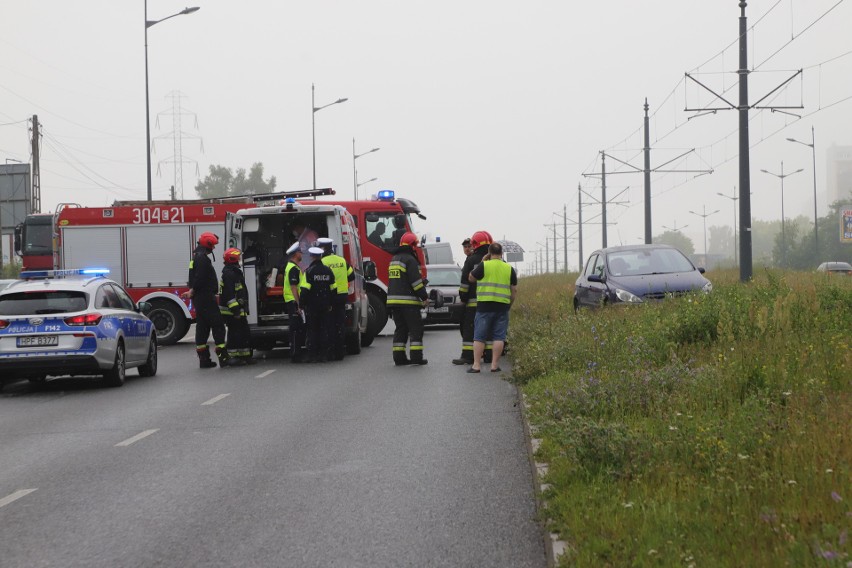 Wypadek na Widzewie. Motocyklista sunął po jezdni i zderzył się z peugeotem ZDJĘCIA