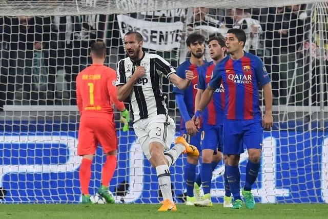 Giorgio Chiellini cieszy się z trzeciego gola strzelonego Barcelonie